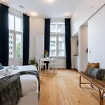 Huswell - The Jungle' In The Heart Of Apartamento *